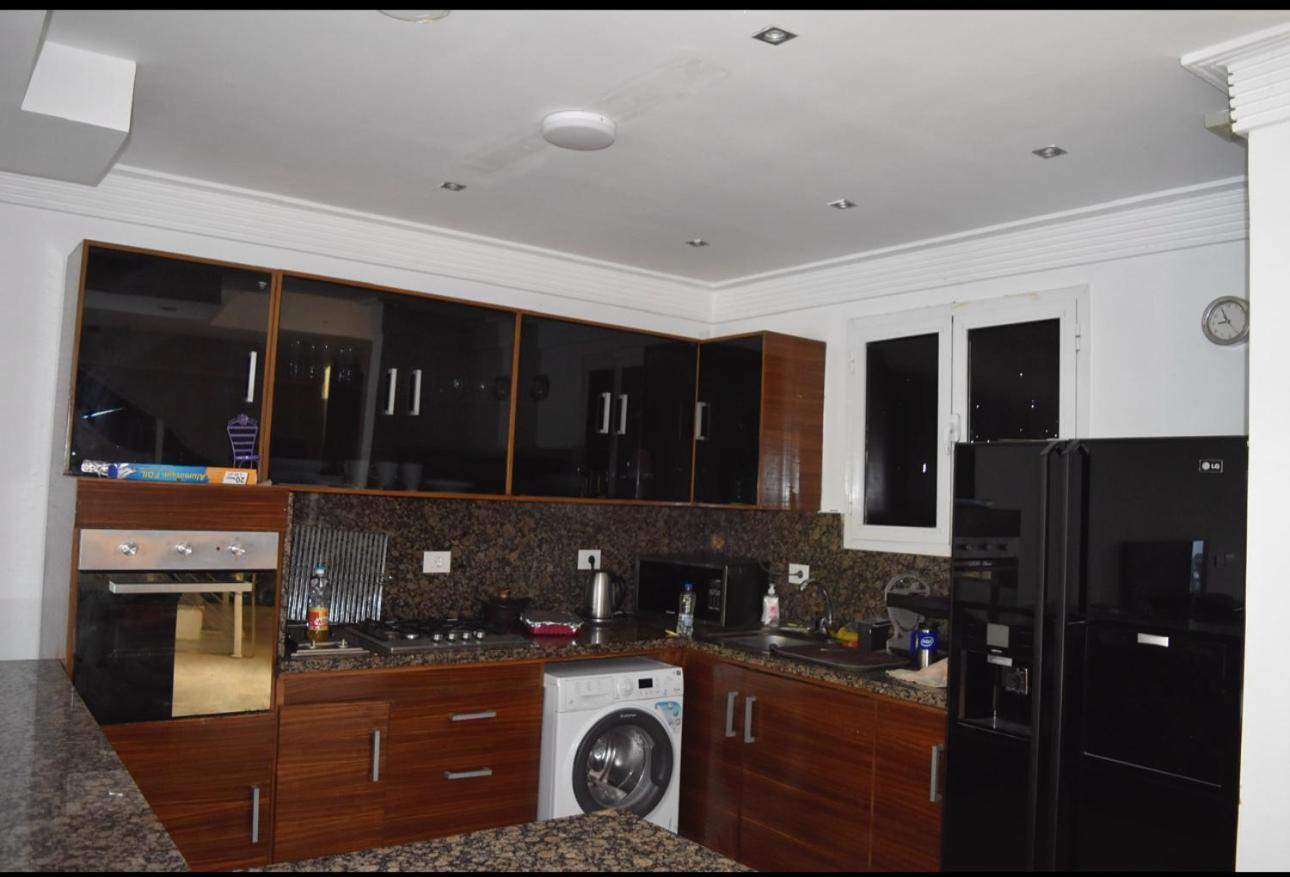 Villa ريتز كارلتون بمسبح خاص واطلاله علي البحر اربع غرف نوم *
