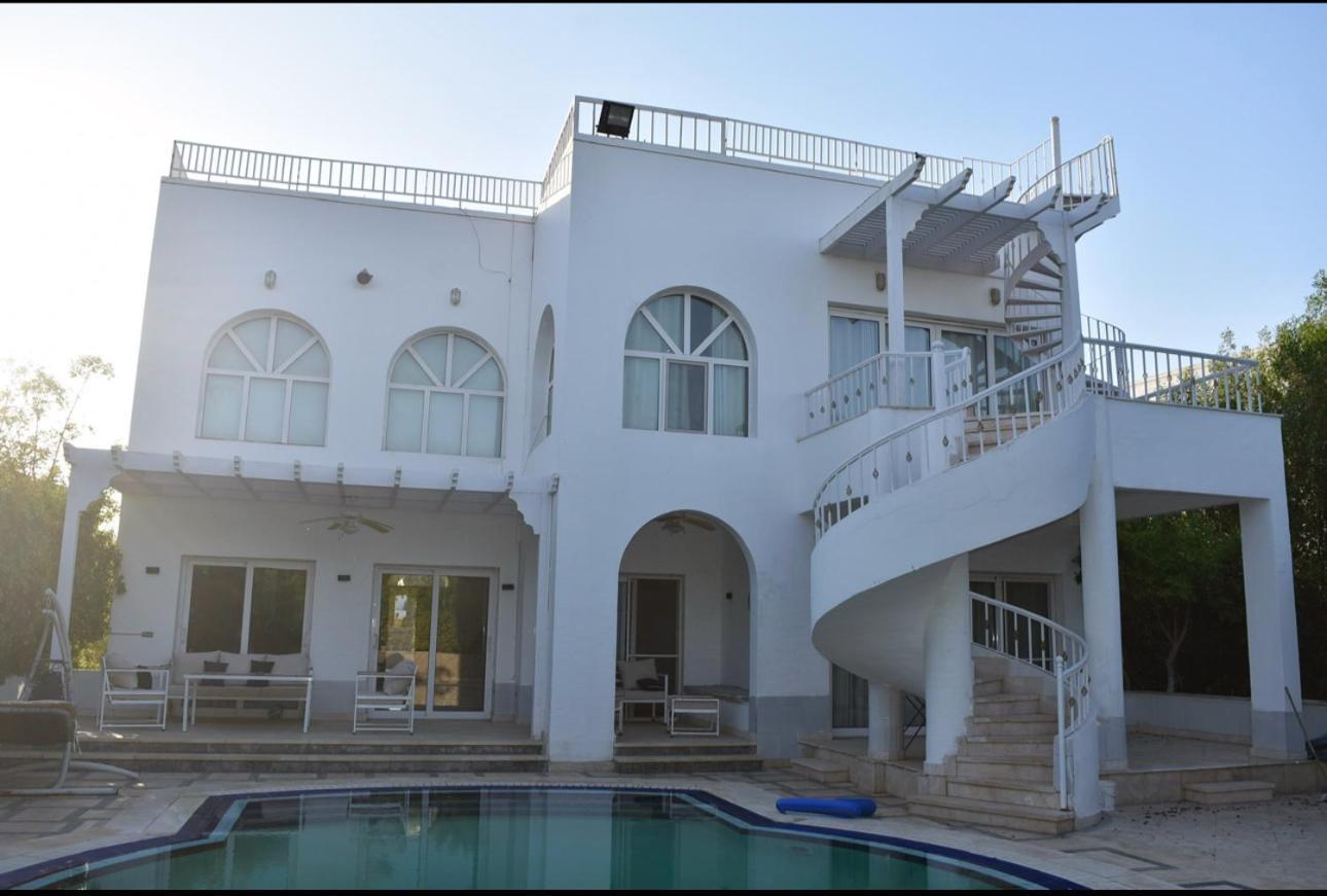 ريتز كارلتون بمسبح خاص واطلاله علي البحر اربع غرف نوم Villa