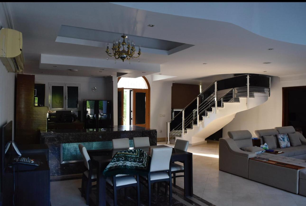 ريتز كارلتون بمسبح خاص واطلاله علي البحر اربع غرف نوم Villa *