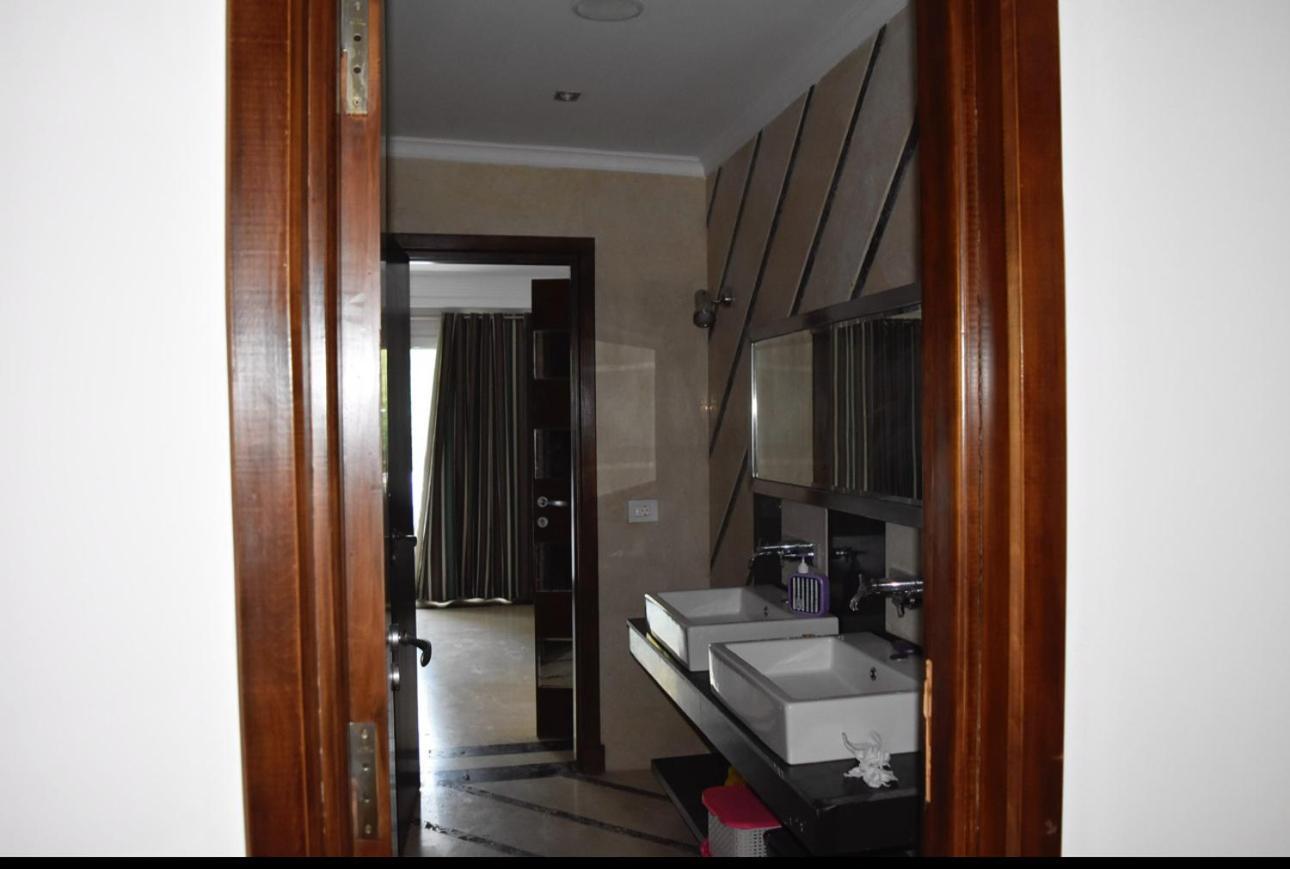 ريتز كارلتون بمسبح خاص واطلاله علي البحر اربع غرف نوم Villa