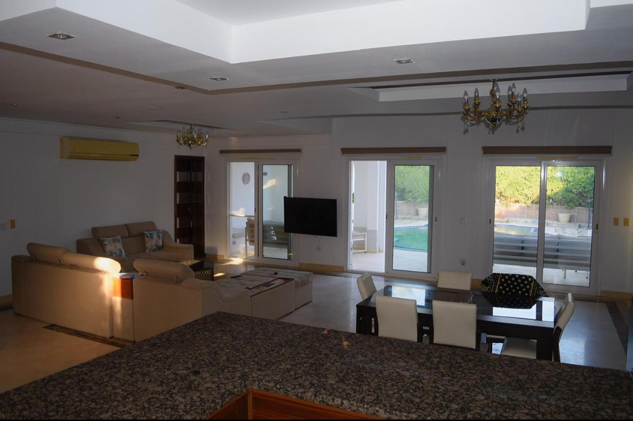 Villa ريتز كارلتون بمسبح خاص واطلاله علي البحر اربع غرف نوم