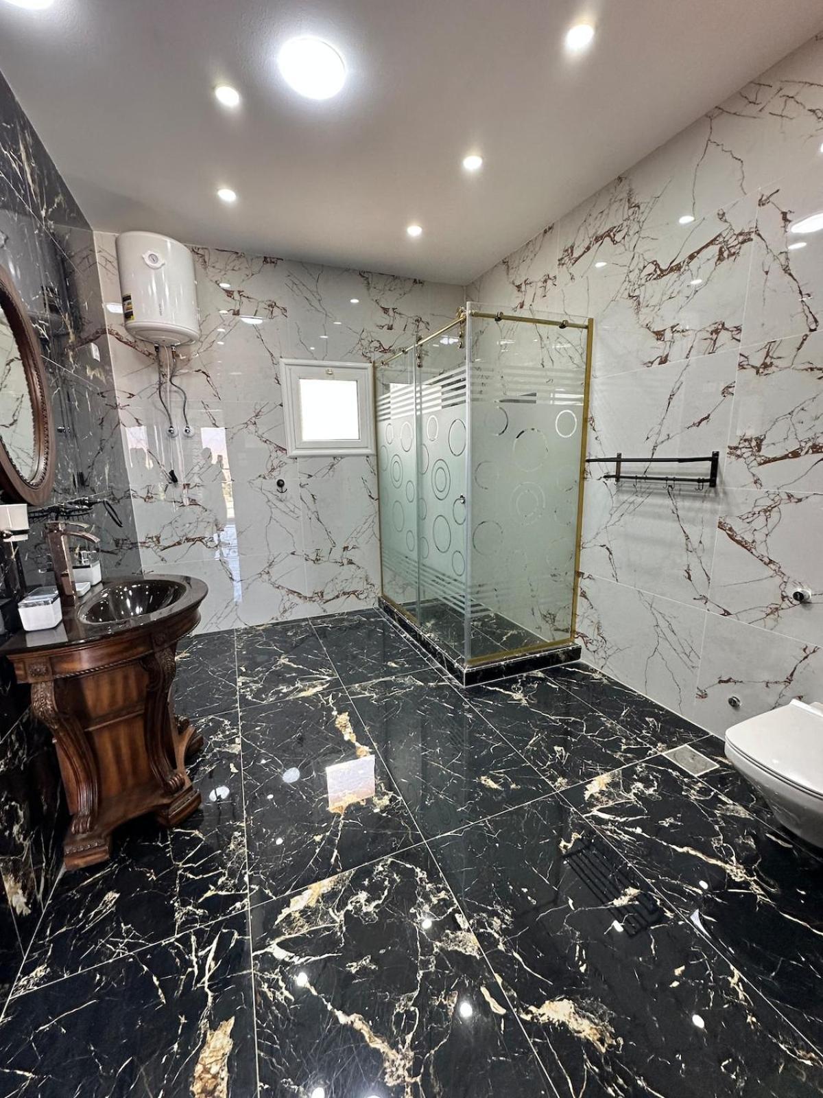 Beautiful Secluded With Pool Apartment *