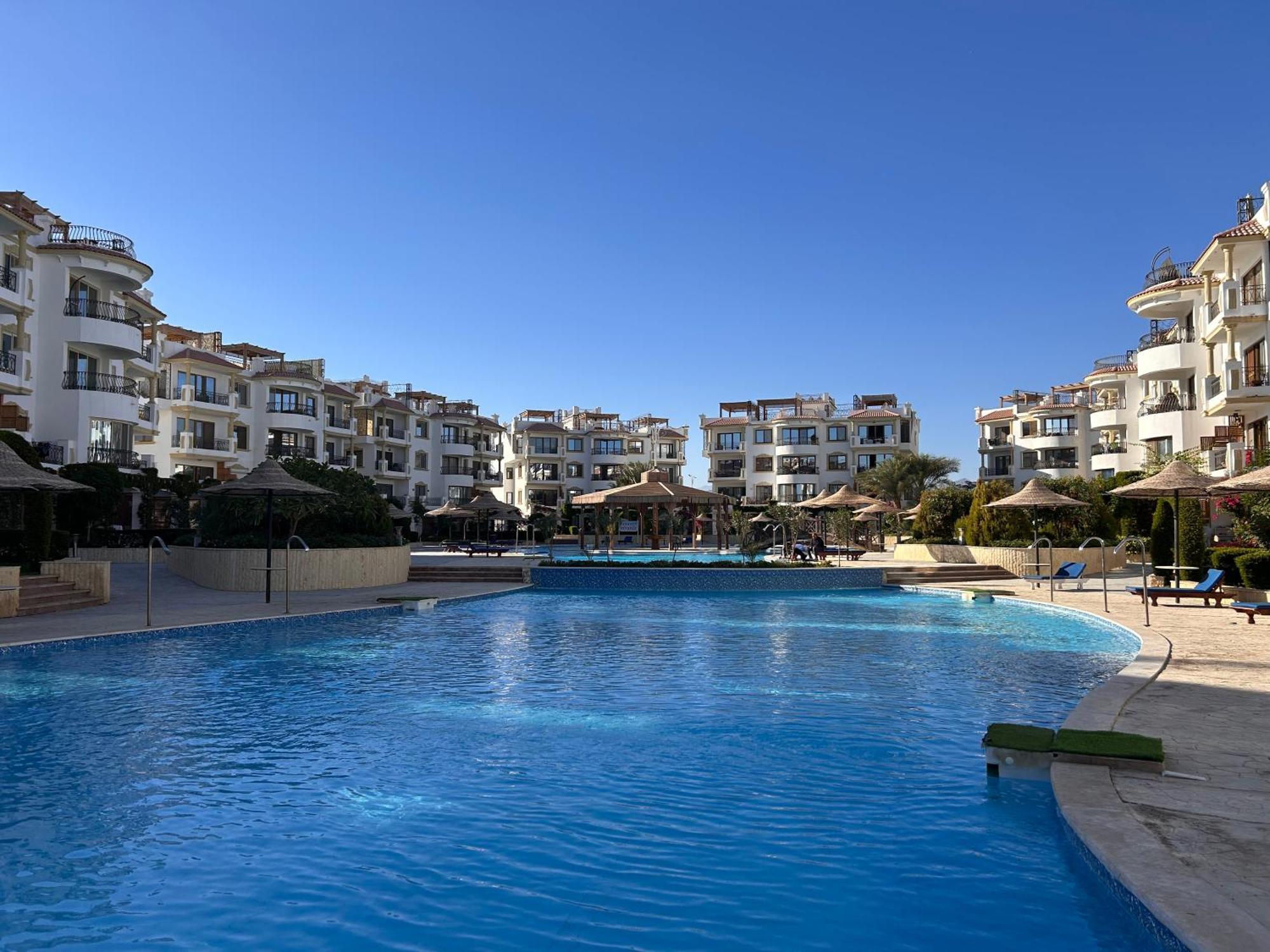 Appartement Luxurious 2-bedroom + Pool View + Private