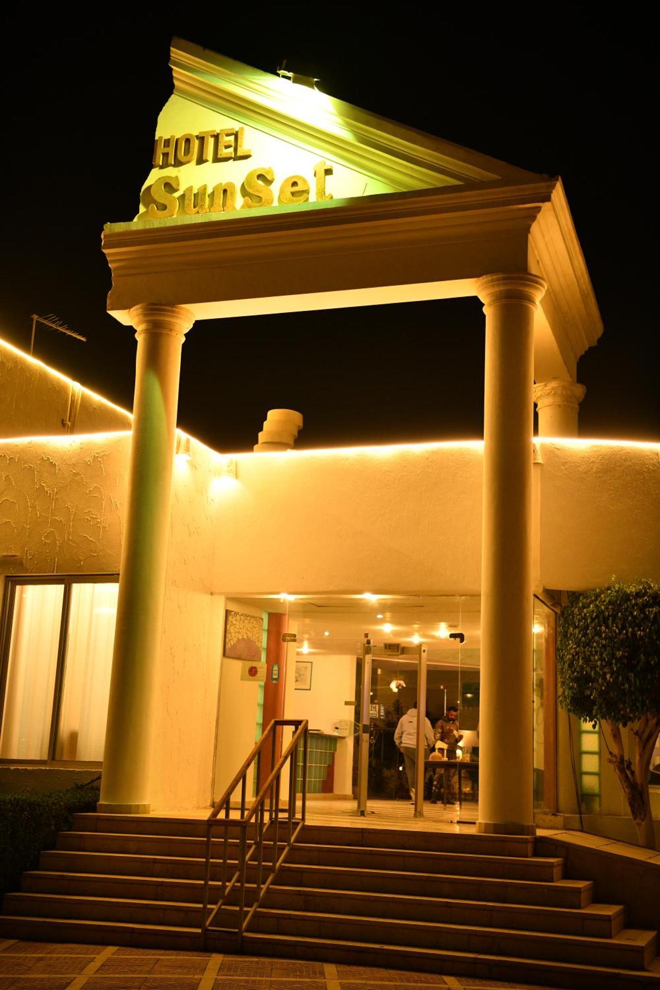 Hotel Sunset *