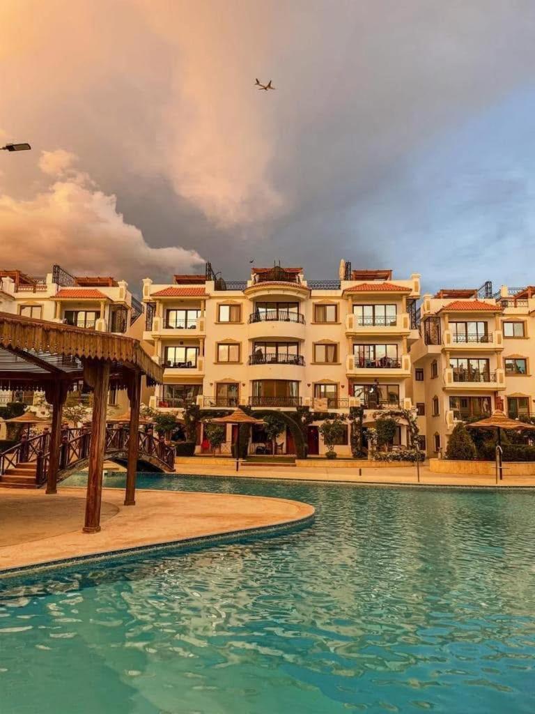 Apartment Hills Aqua Park Pool View