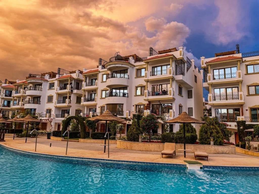 Apartment Hills Aqua Park Pool View