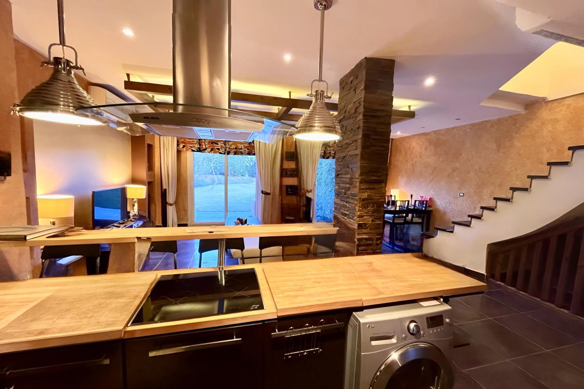 Villa Family-friendly Getaway With Jacuzzi-garden-resort And Mountain Views