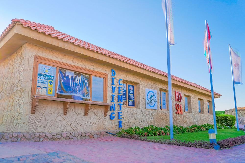 Charmillion Club Aquapark Resort 5*