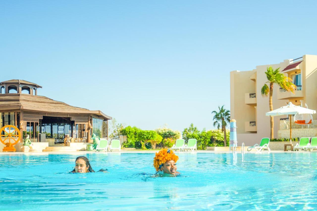 Resort Ivy Cyrene Adults Friendly 13