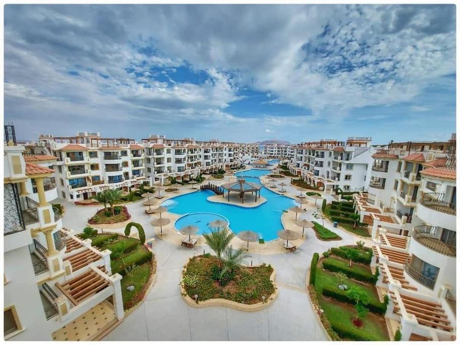 Appartement 3-bedroom On The Third Floor With 3 Balconies And Lovely Pool View, Street View And Free Access In Hills