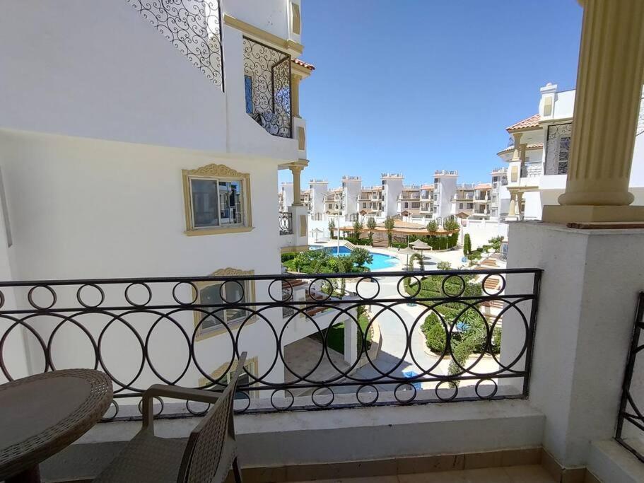 3-bedroom On The Third Floor With 3 Balconies And Lovely Pool View, Street View And Free Access In Hills *