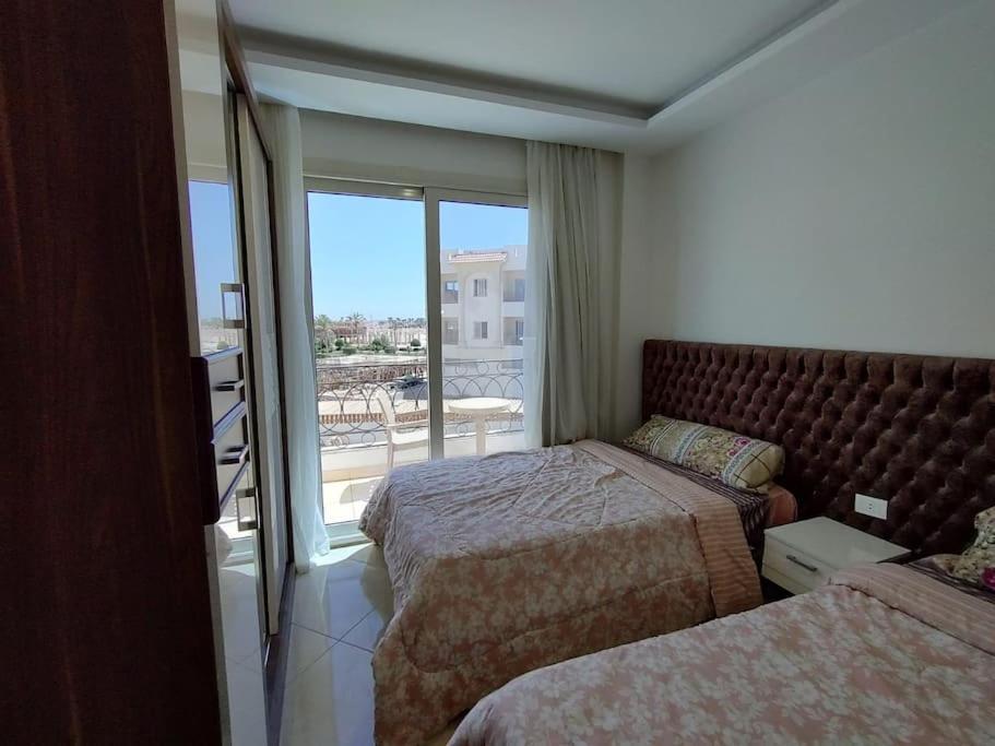 3-bedroom On The Third Floor With 3 Balconies And Lovely Pool View, Street View And Free Access In Hills