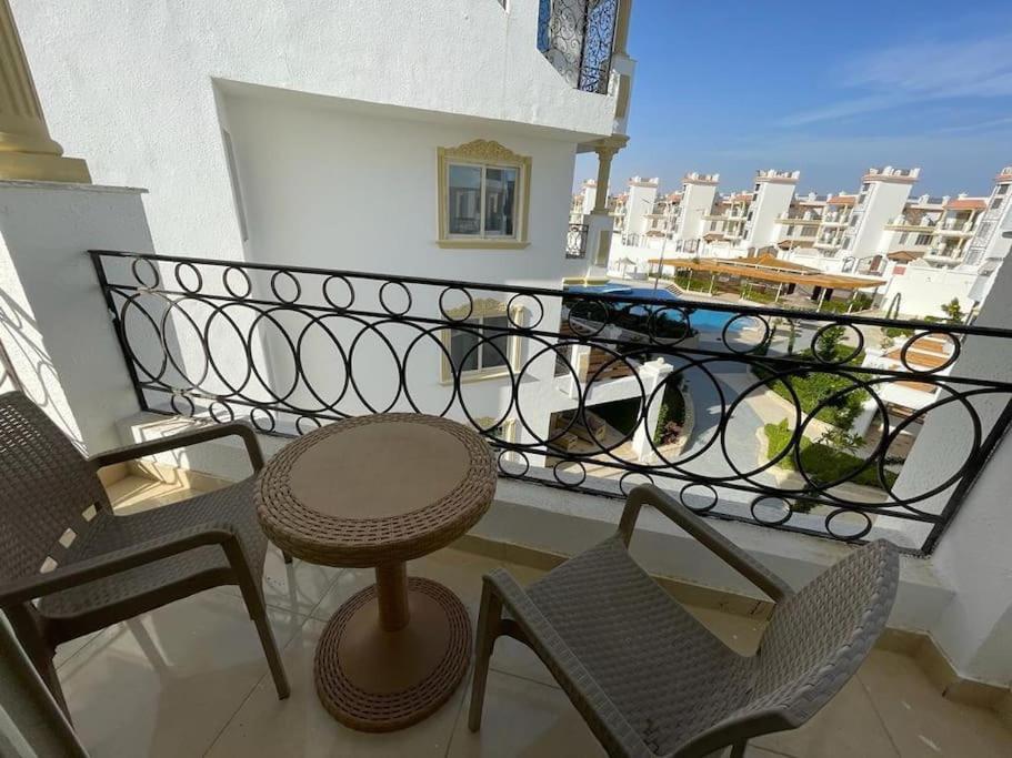 3-bedroom On The Third Floor With 3 Balconies And Lovely Pool View, Street View And Free Access In Hills