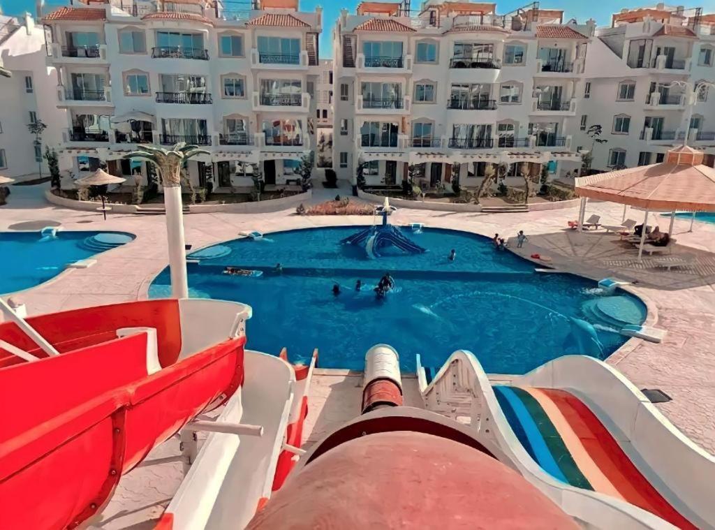 3-bedroom On The Third Floor With 3 Balconies And Lovely Pool View, Street View And Free Access In Hills *