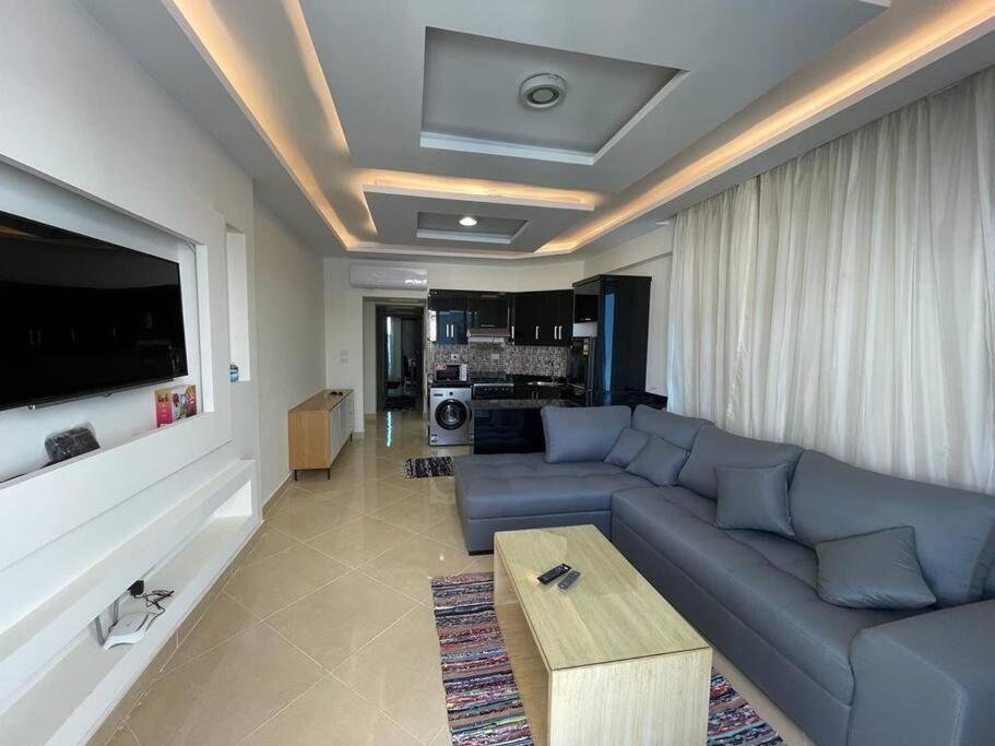 3-bedroom On The Third Floor With 3 Balconies And Lovely Pool View, Street View And Free Access In Hills Appartement