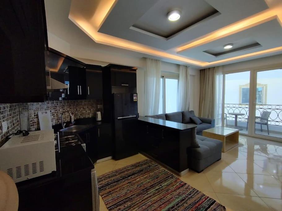 3-bedroom On The Third Floor With 3 Balconies And Lovely Pool View, Street View And Free Access In Hills
