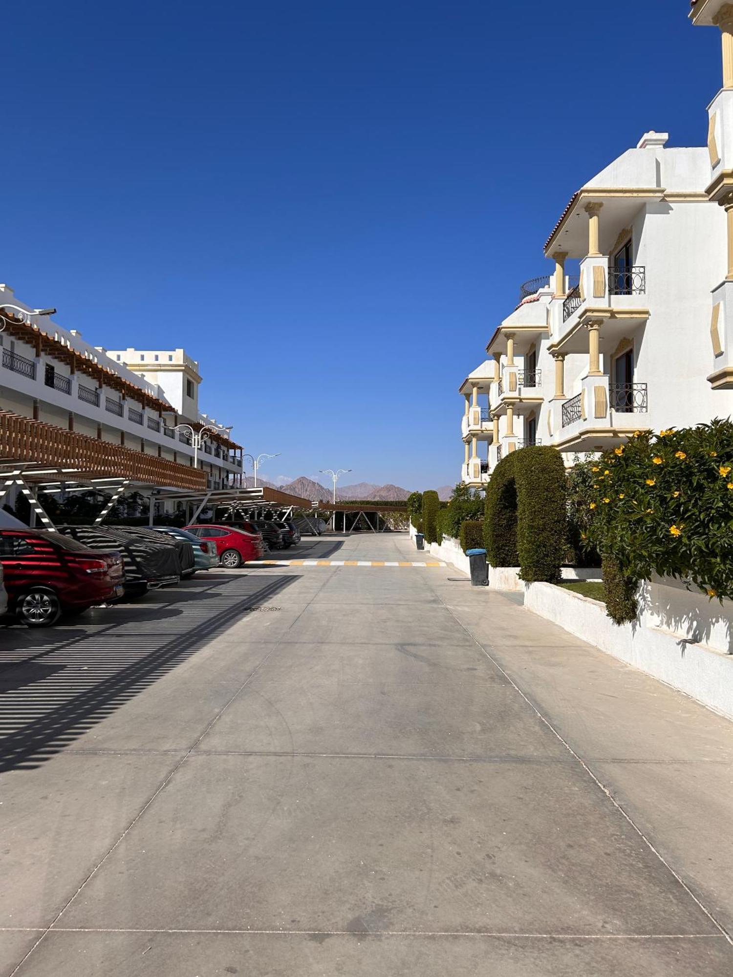 3-bedroom On The Third Floor With 3 Balconies And Lovely Pool View, Street View And Free Access In Hills