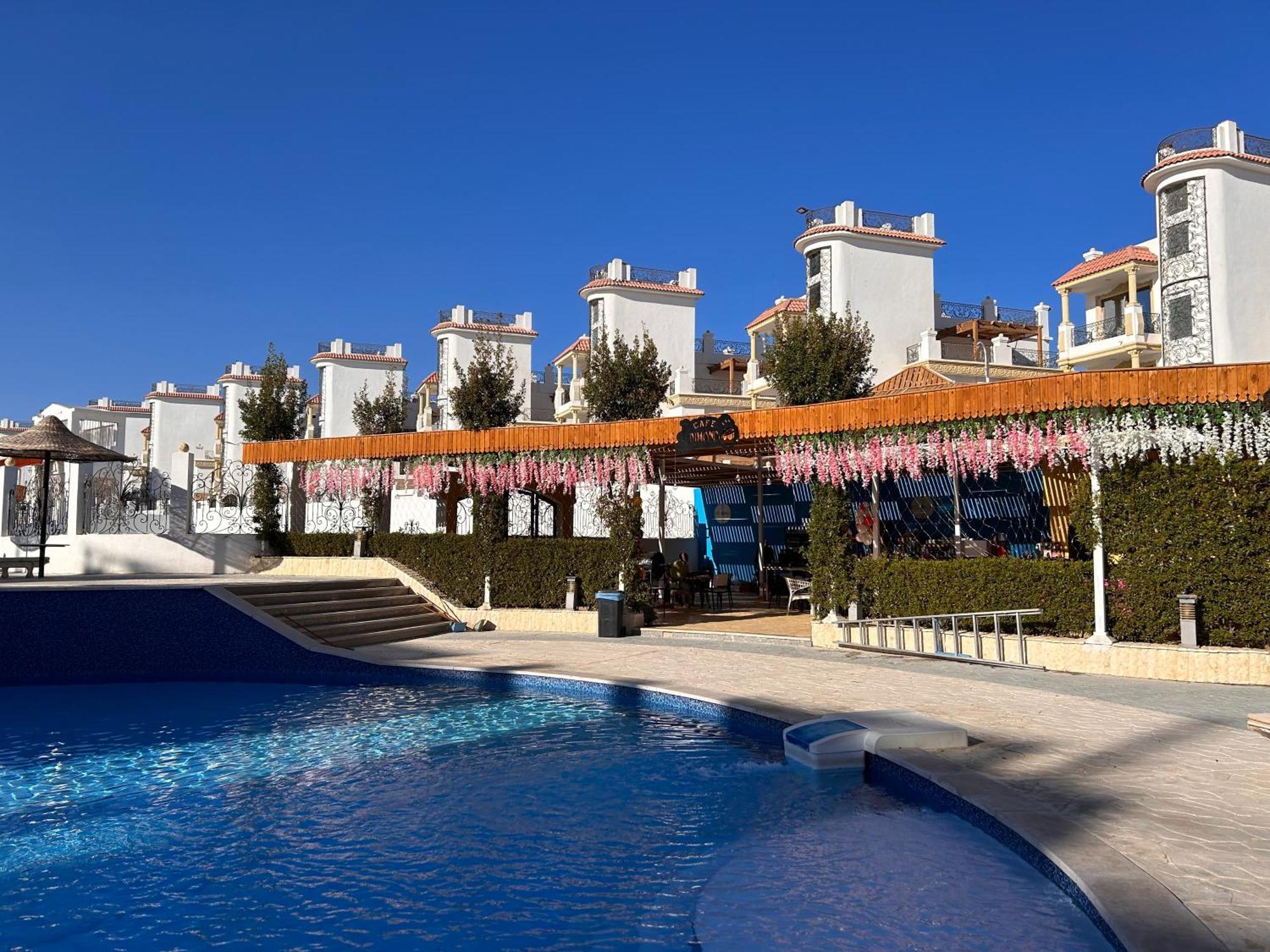 Appartement 3-bedroom On The Third Floor With 3 Balconies And Lovely Pool View, Street View And Free Access In Hills