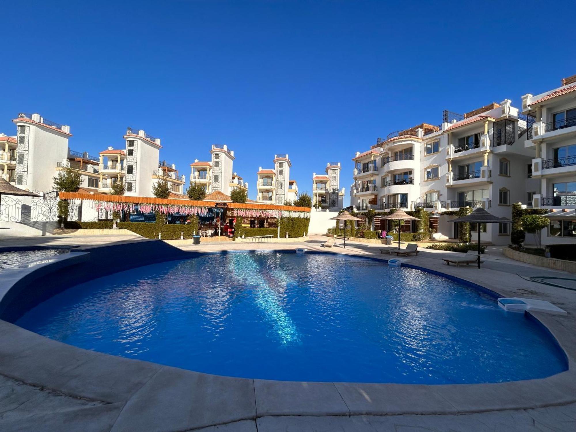 3-bedroom On The Third Floor With 3 Balconies And Lovely Pool View, Street View And Free Access In Hills Appartement