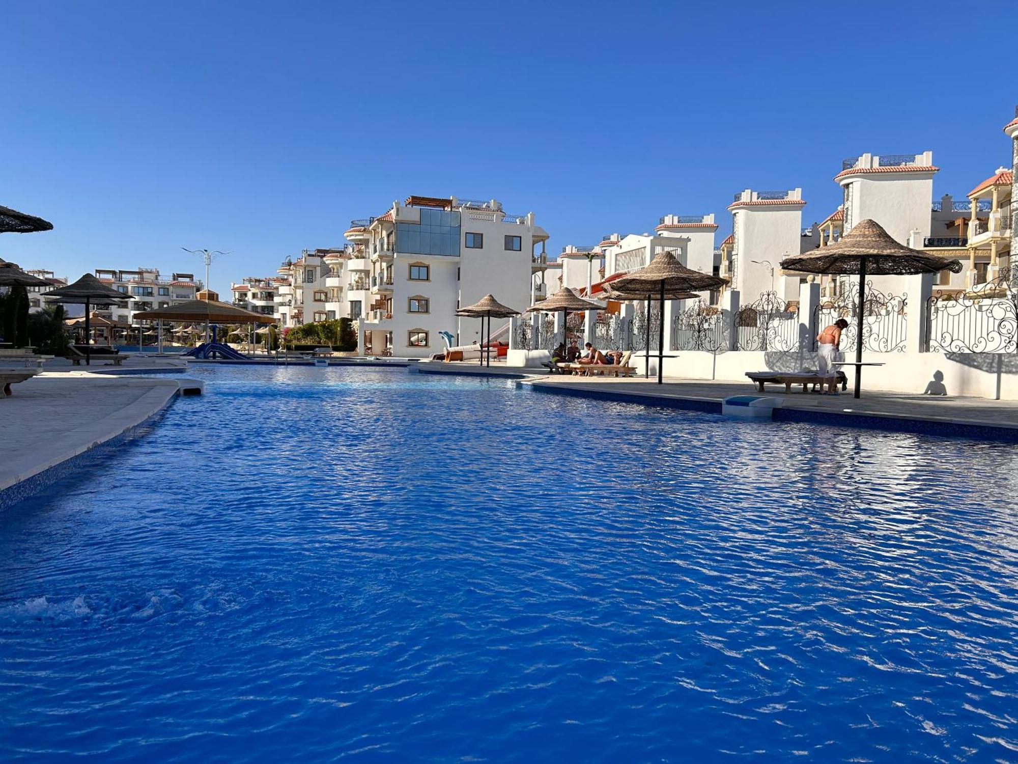 3-bedroom On The Third Floor With 3 Balconies And Lovely Pool View, Street View And Free Access In Hills Appartement *