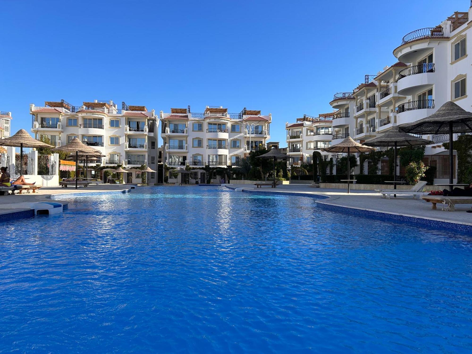 Appartement 3-bedroom On The Third Floor With 3 Balconies And Lovely Pool View, Street View And Free Access In Hills *