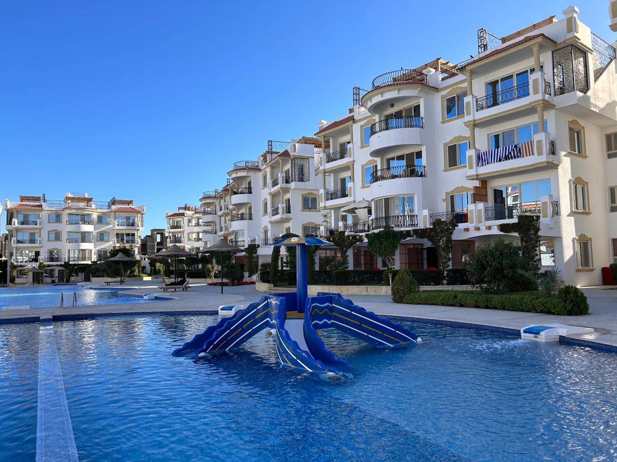 3-bedroom On The Third Floor With 3 Balconies And Lovely Pool View, Street View And Free Access In Hills *