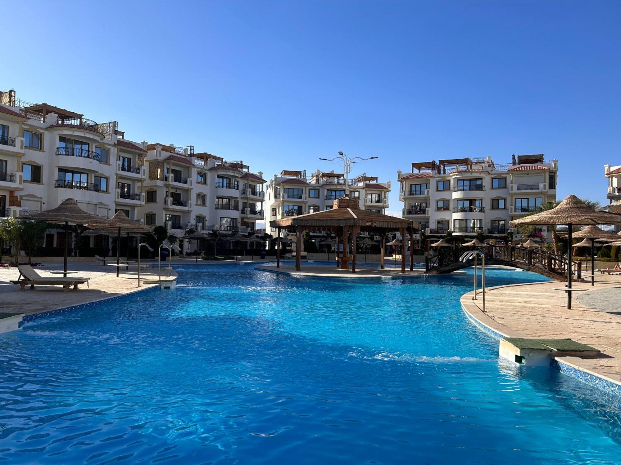 Appartement 3-bedroom On The Third Floor With 3 Balconies And Lovely Pool View, Street View And Free Access In Hills