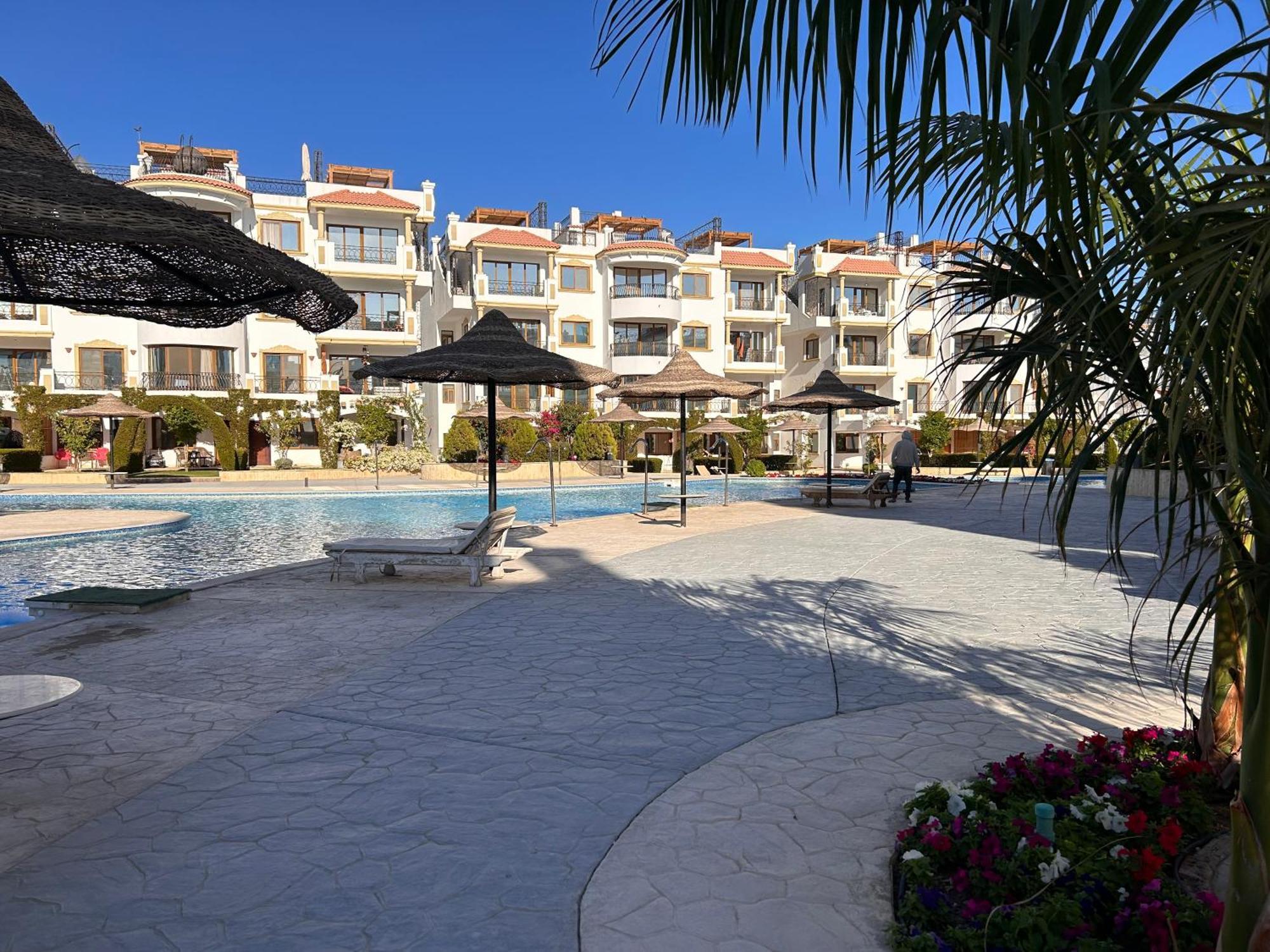 3-bedroom On The Third Floor With 3 Balconies And Lovely Pool View, Street View And Free Access In Hills Appartement