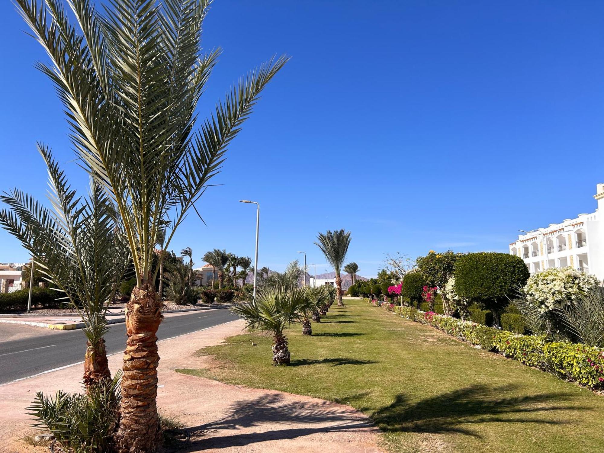 Appartement 3-bedroom On The Third Floor With 3 Balconies And Lovely Pool View, Street View And Free Access In Hills