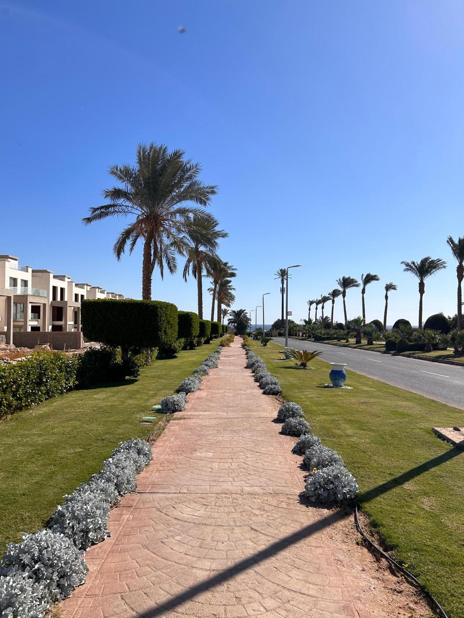 3-bedroom On The Third Floor With 3 Balconies And Lovely Pool View, Street View And Free Access In Hills Appartement