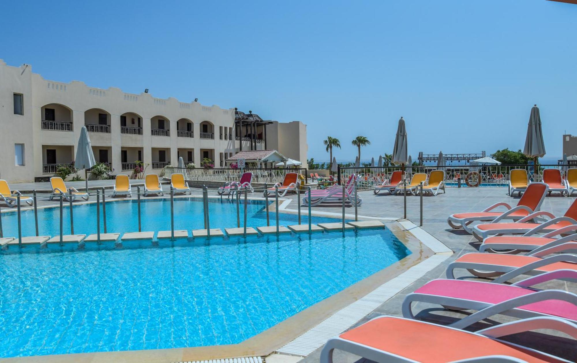 Resort Ivy Cyrene Adults Friendly 13