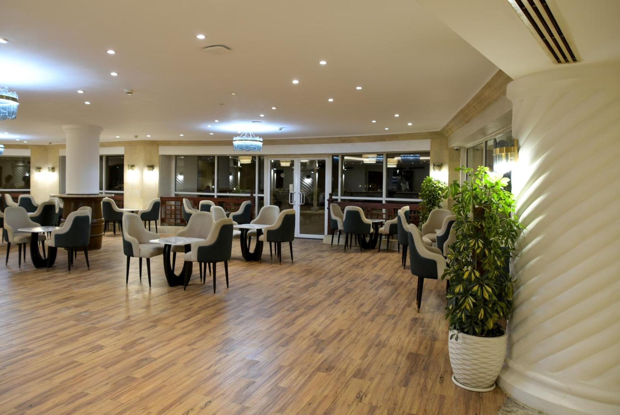Resort Ivy Cyrene Adults Friendly 13