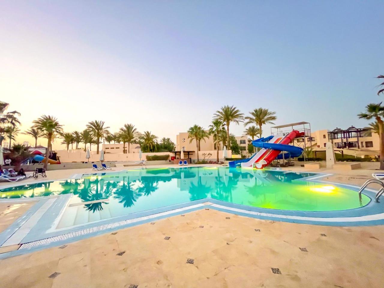 Resort Ivy Cyrene Adults Friendly 13