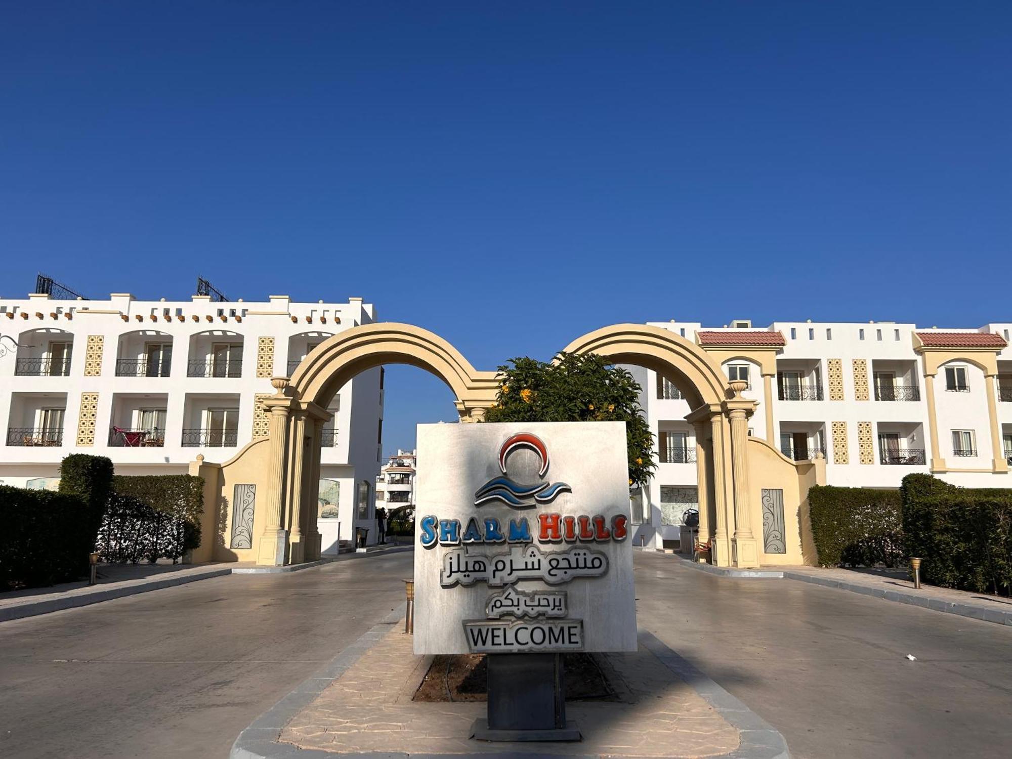 Apartment 2-bedroom On The Second Floor With A Balcony And Amazing Pool View & Free Access In Hills *