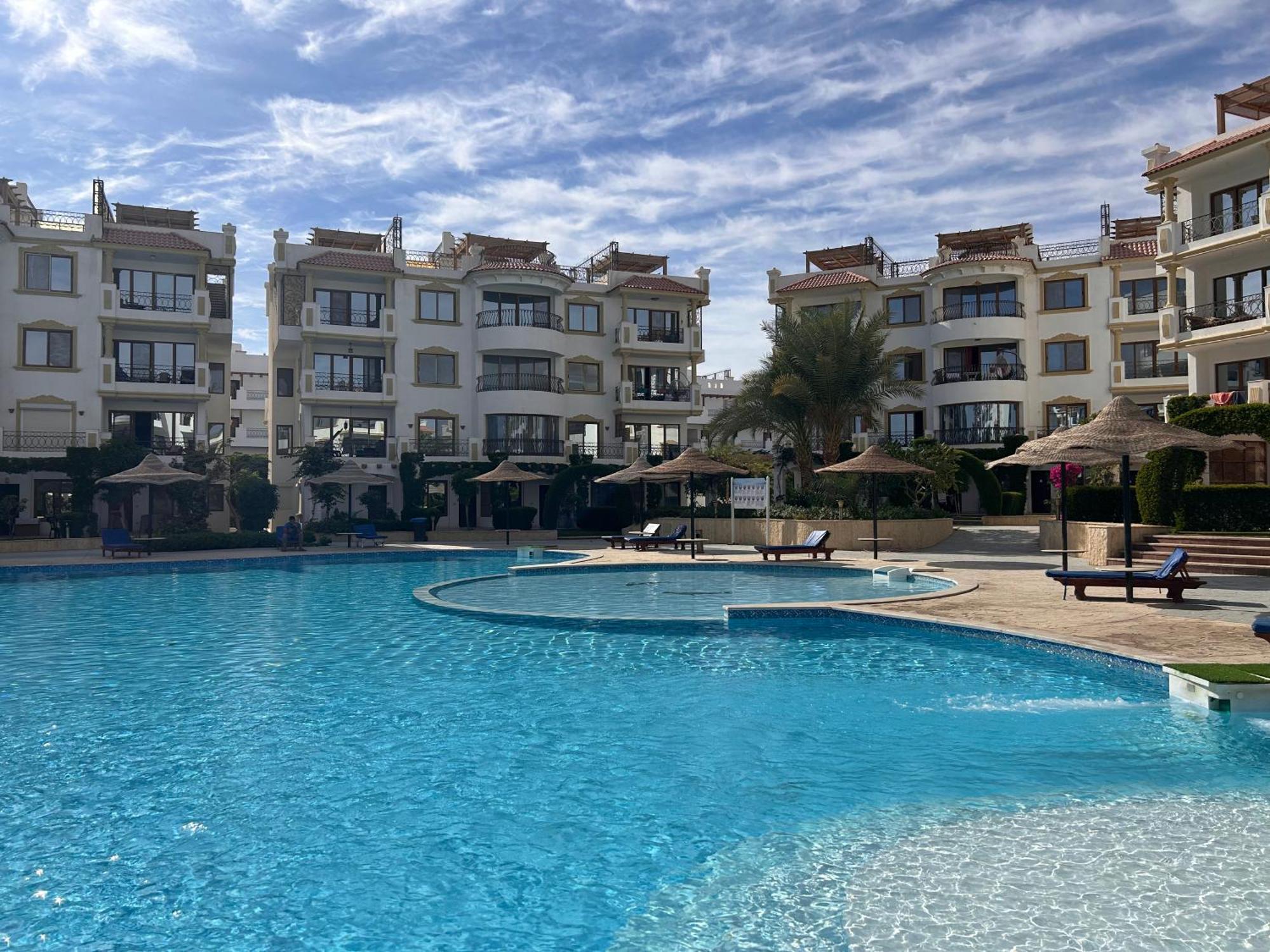 Cosy On The First Floor With Lovely Terrace And Personal Garden Area, Pool View And Free Access In Hills Apartamento